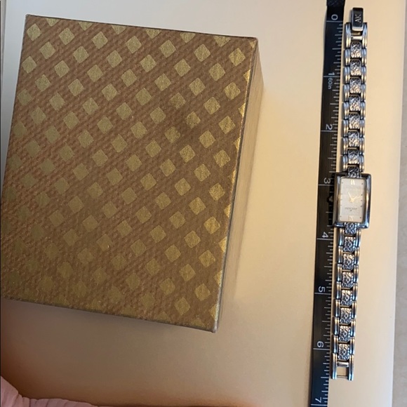 Filigree design in the face of this lovely watch - Picture 4 of 5